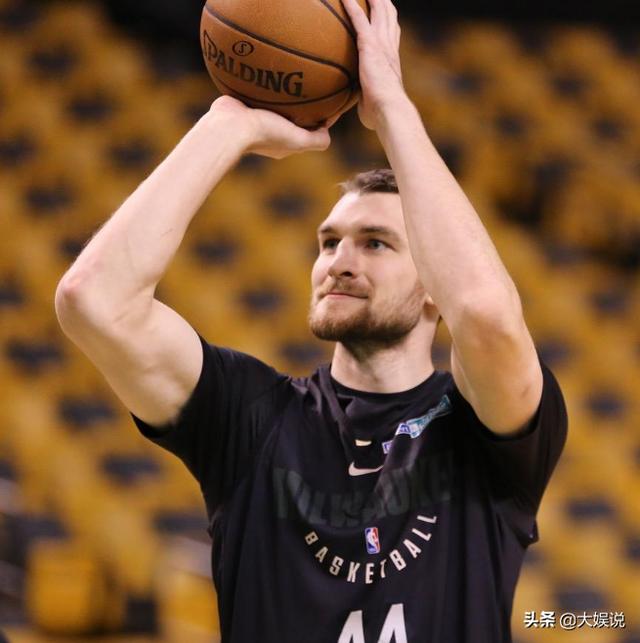 法国网球队轻取英国网球队，克耶高斯完成帽子戏法