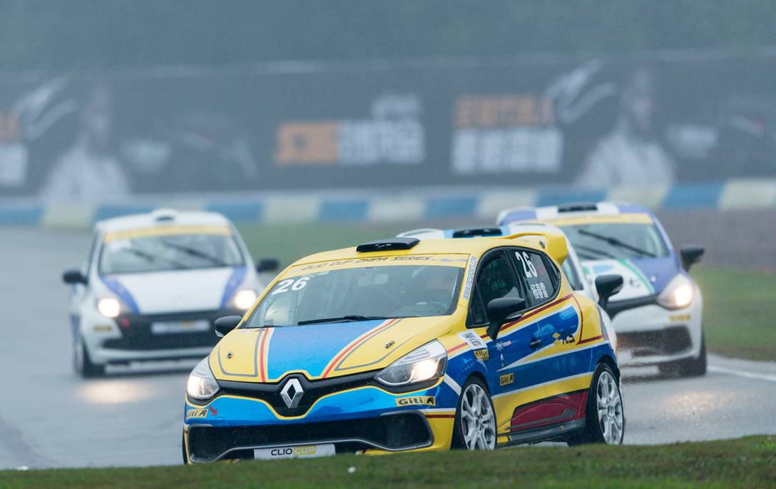 开云体育app-雷诺车队鏖战索伯车队，汉密尔顿带队取胜