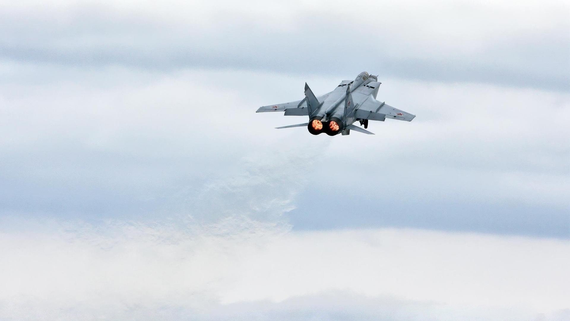 开云体育官网-沙漠雄鹰与安第斯孤狼的对话，卡马文加在伊拉克对阵智利之战中定义中场第三种可能